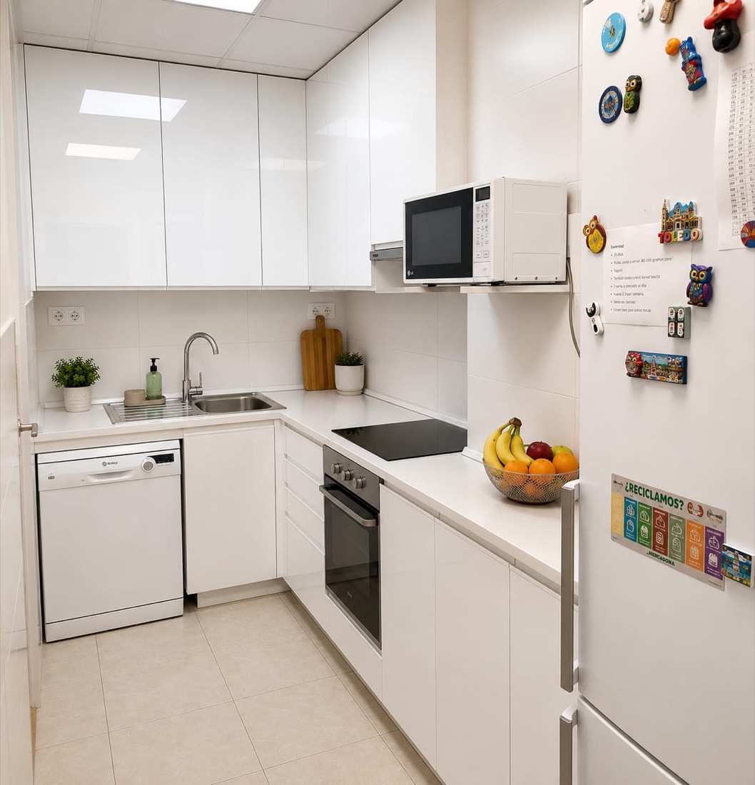 Cocina del centro con la encimera despejada y fruta preparada para la merienda