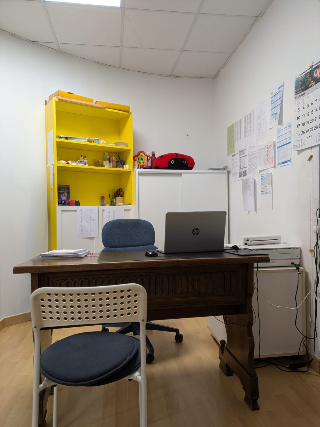 Despacho de Meraki con la mesa de dirección, el ordenador y una silla para hablar con las familias