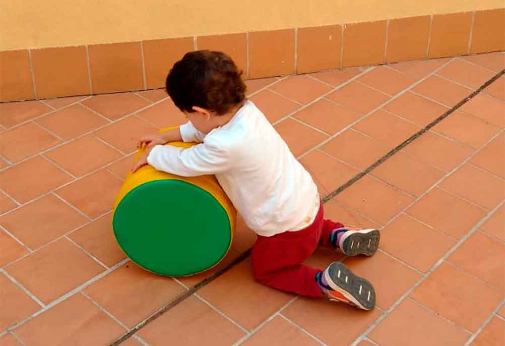 Jugando en el patio de la guarderia